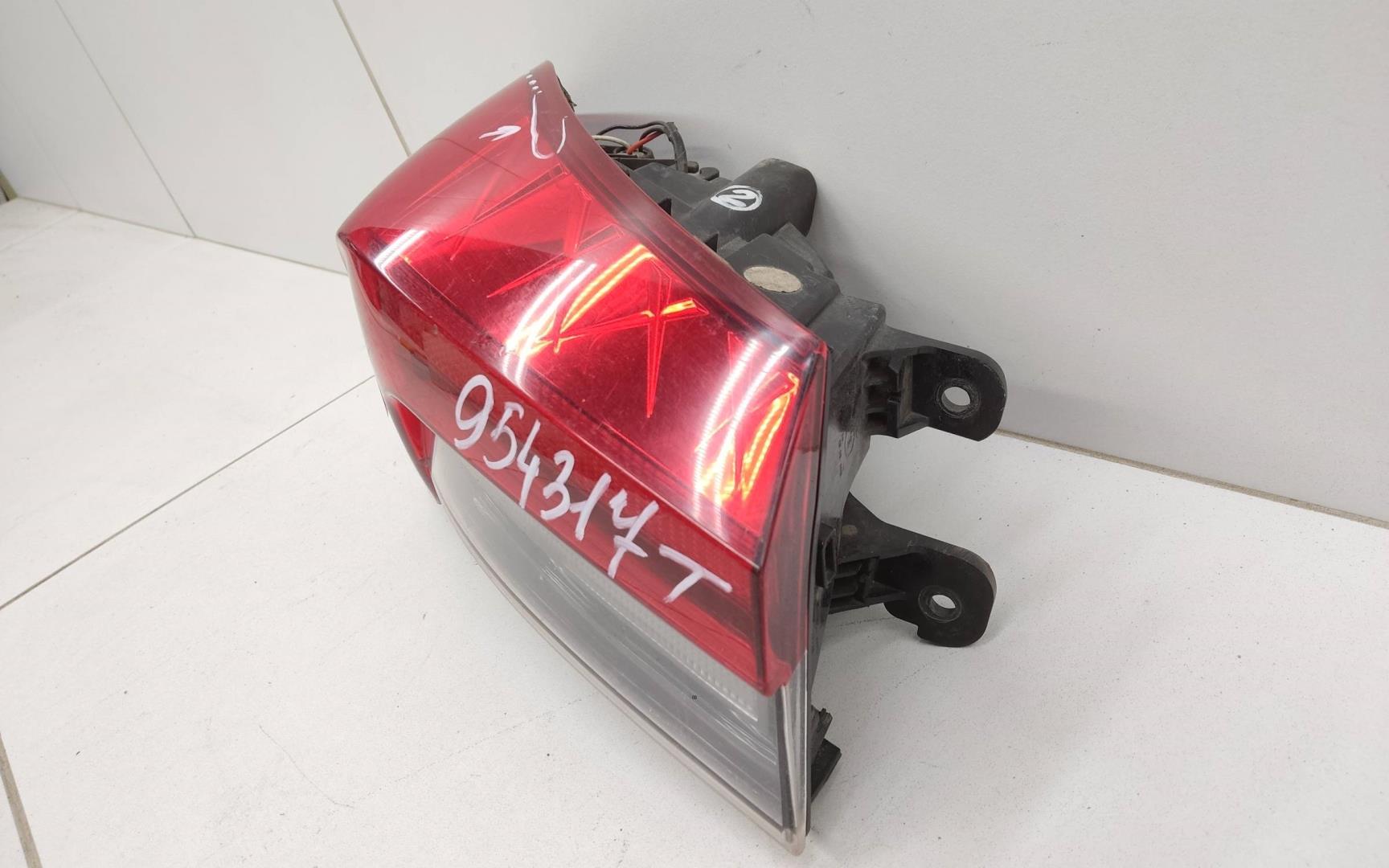 Фонарь задний наружный левый