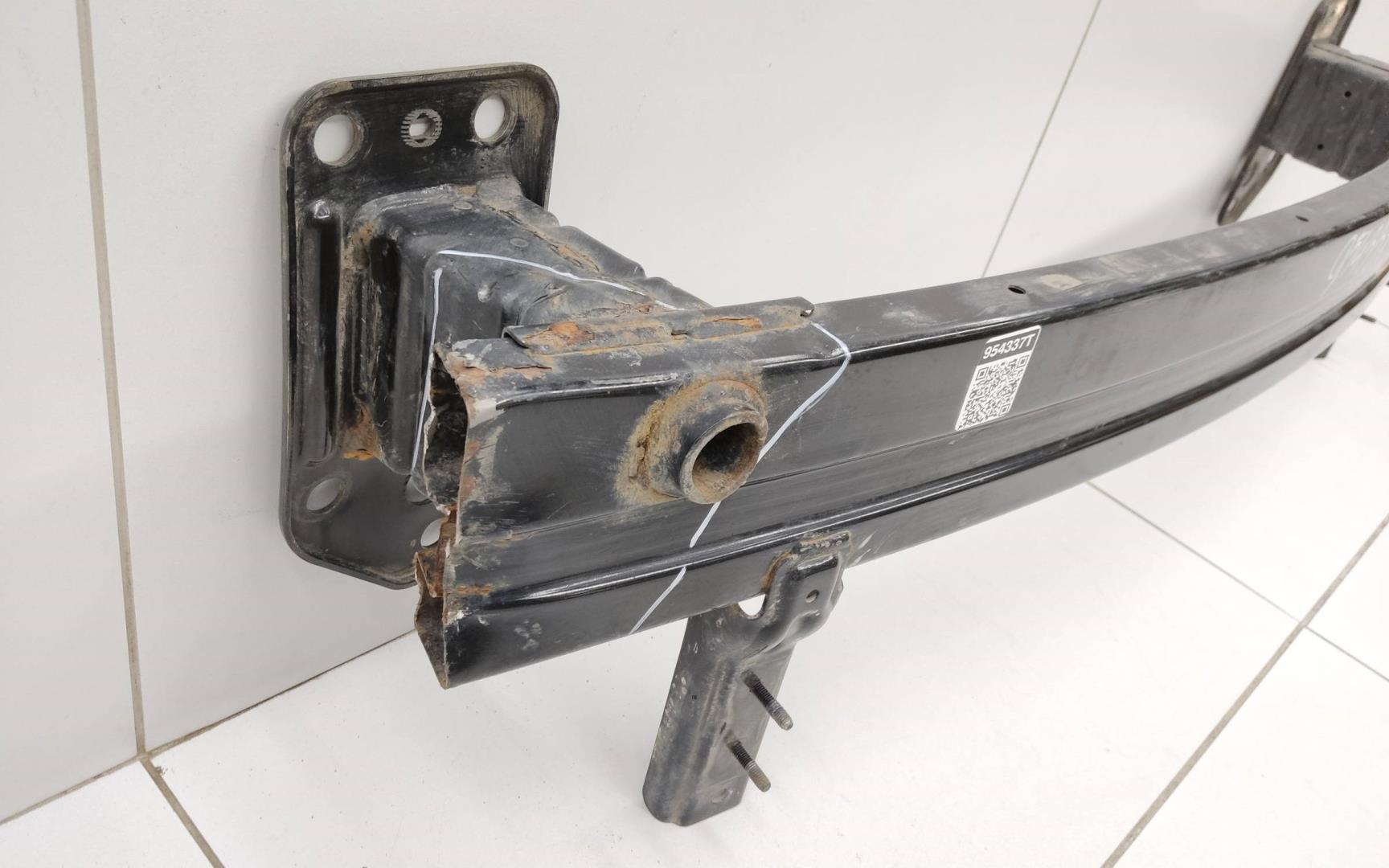 Усилитель переднего бампера