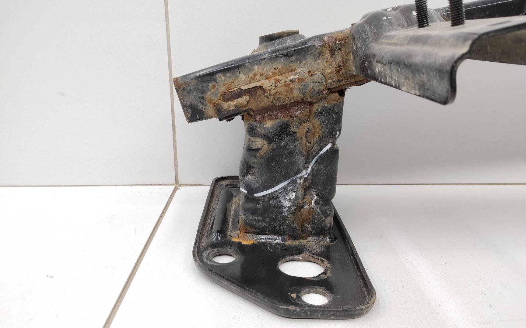 Усилитель переднего бампера