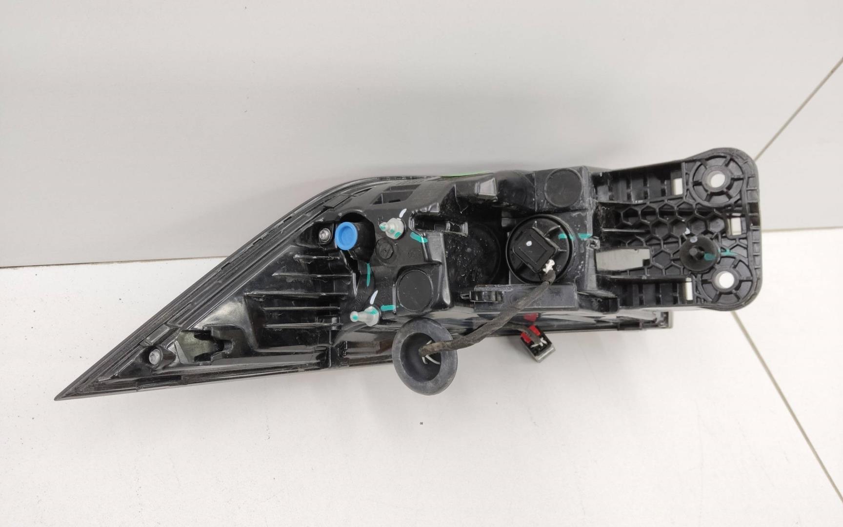 Фонарь задний наружный правый