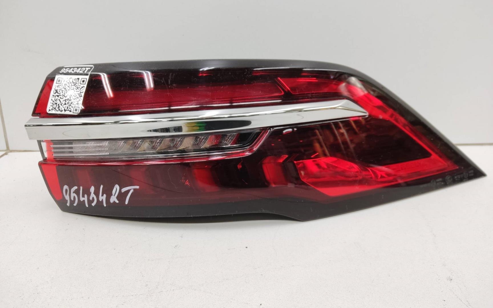 Фонарь задний наружный правый