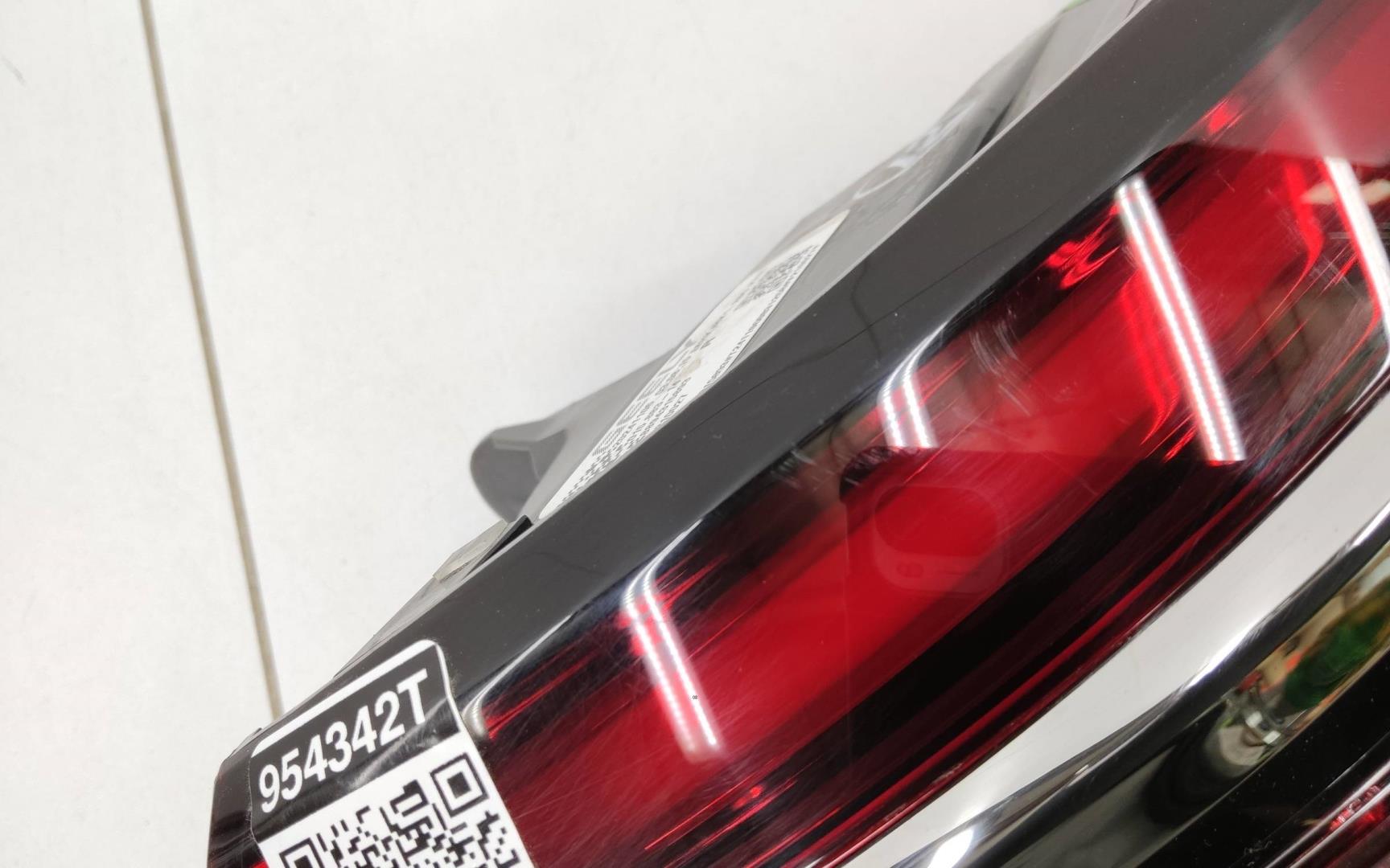 Фонарь задний наружный правый