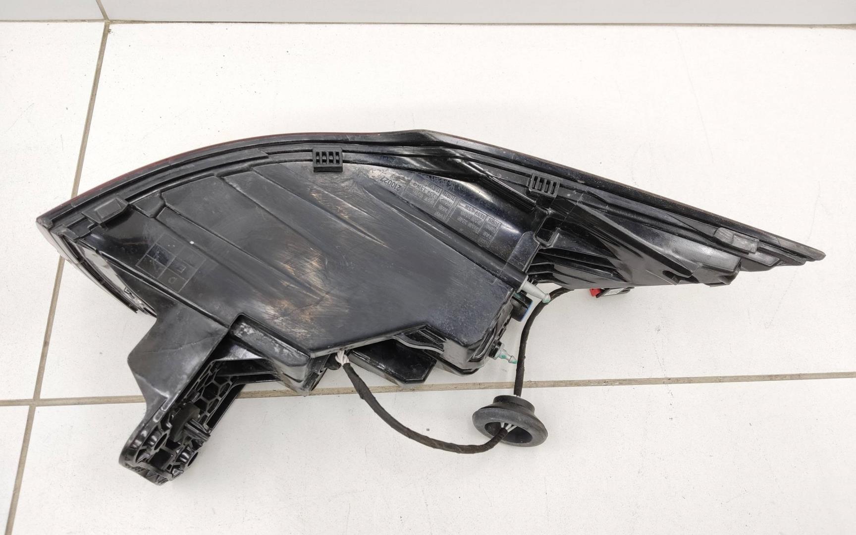 Фонарь задний наружный правый