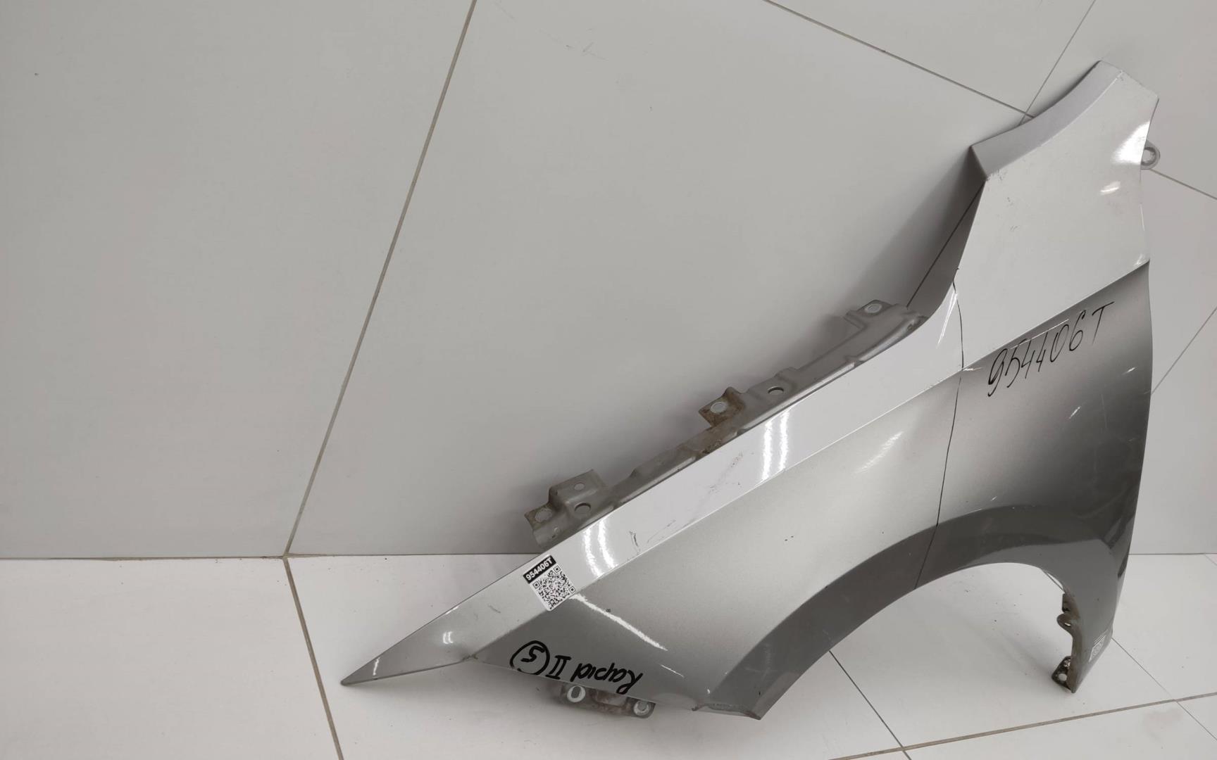 Крыло переднее левое