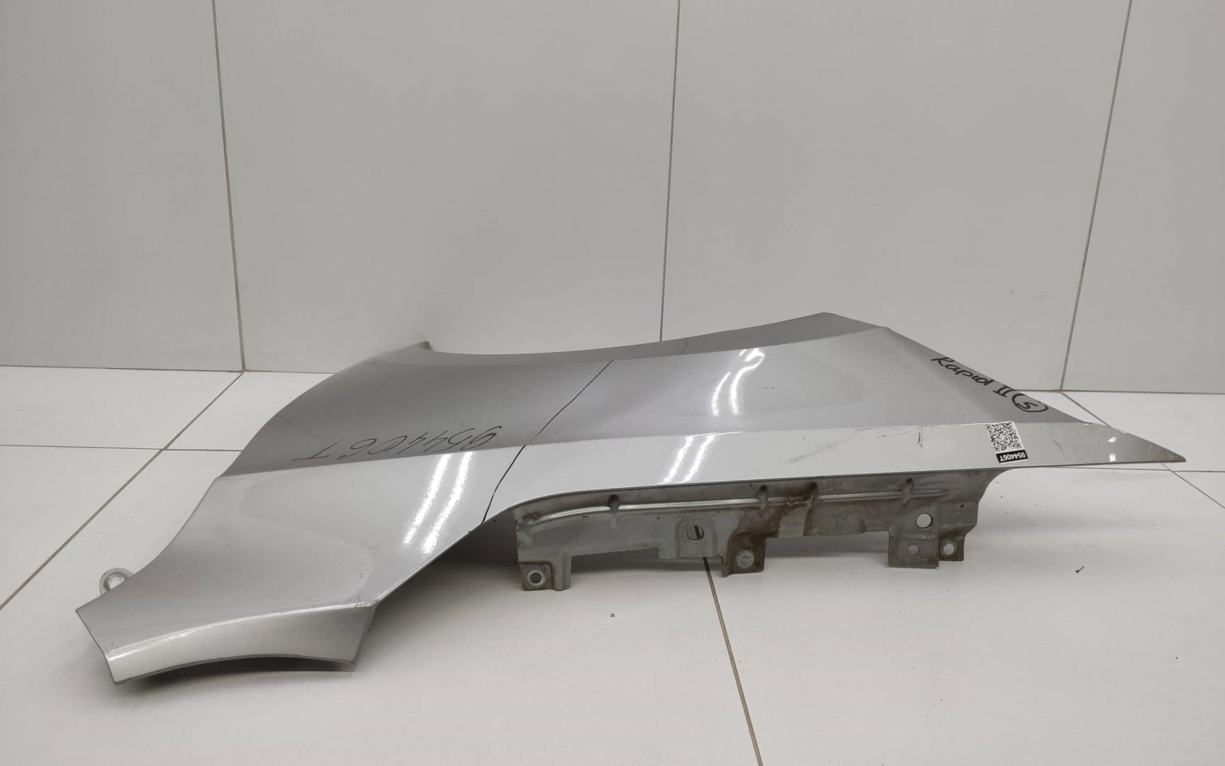 Крыло переднее левое