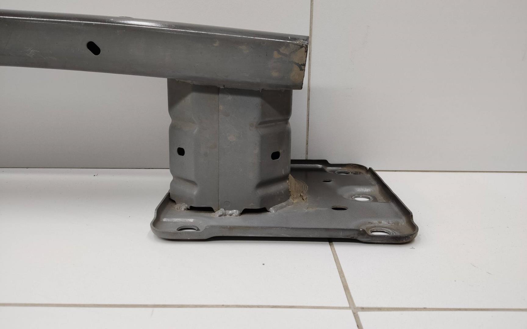 Усилитель переднего бампера