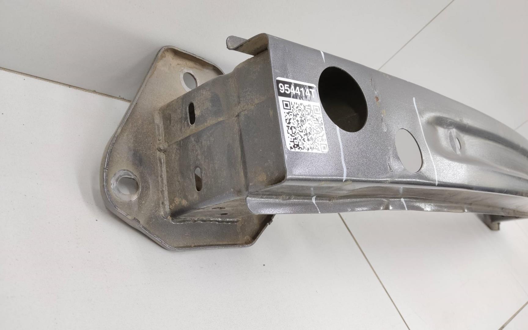 Усилитель переднего бампера