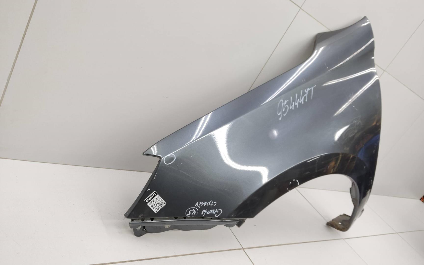 Крыло переднее левое