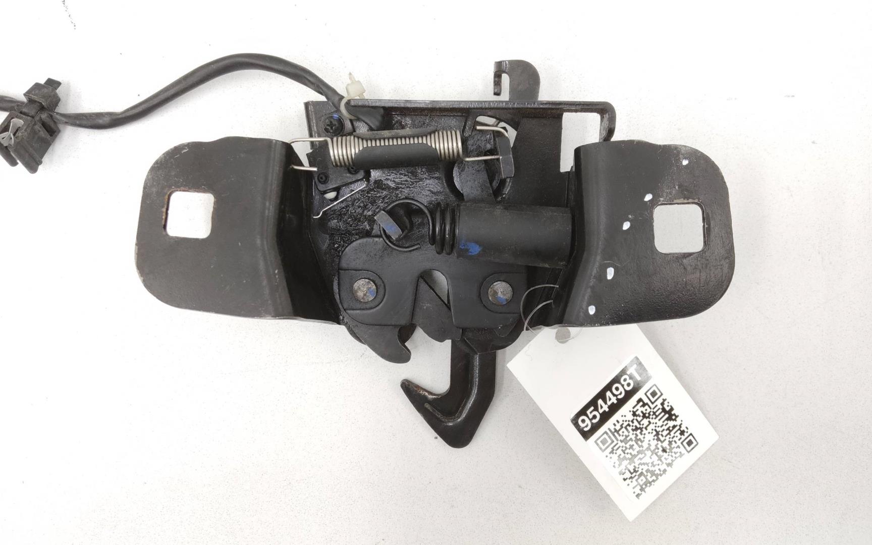 Замок капота