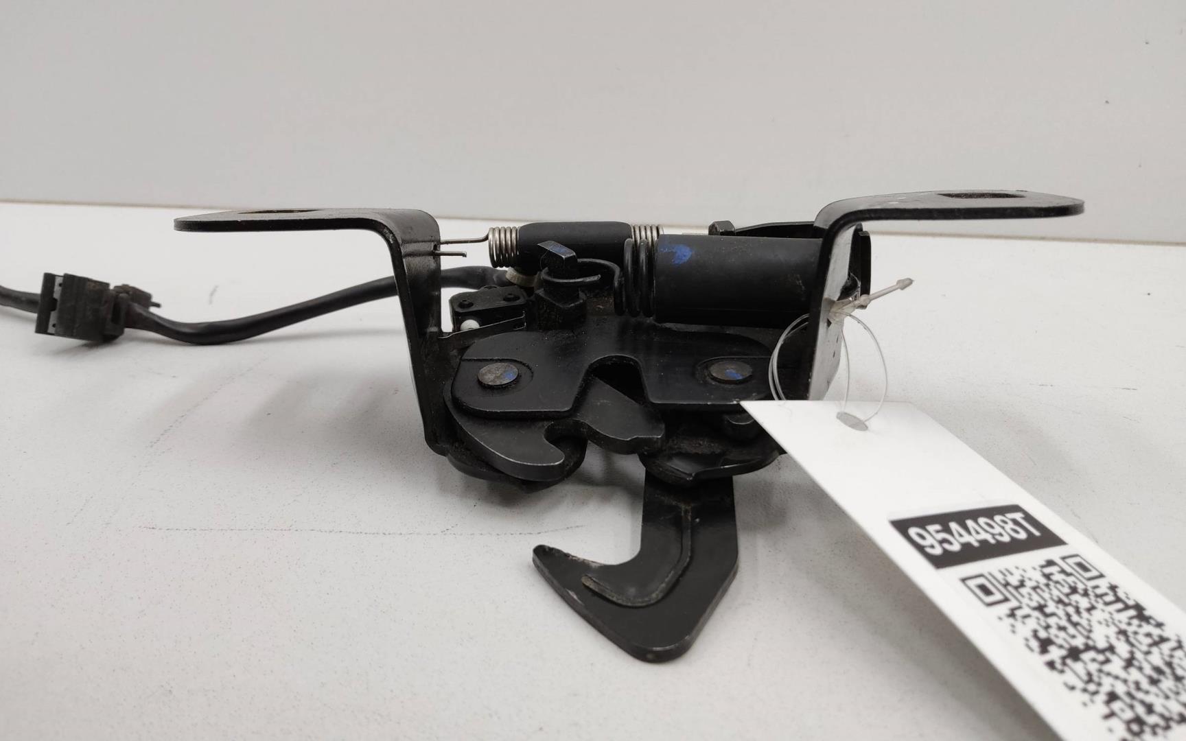 Замок капота