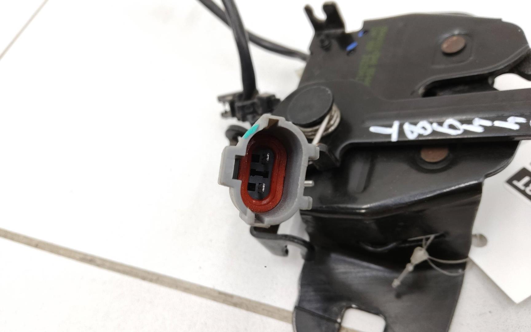 Замок капота