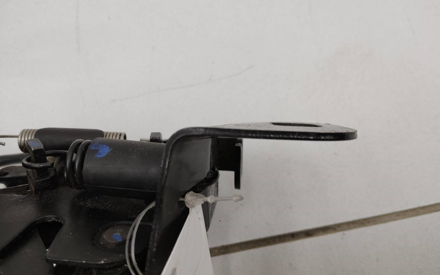 Замок капота