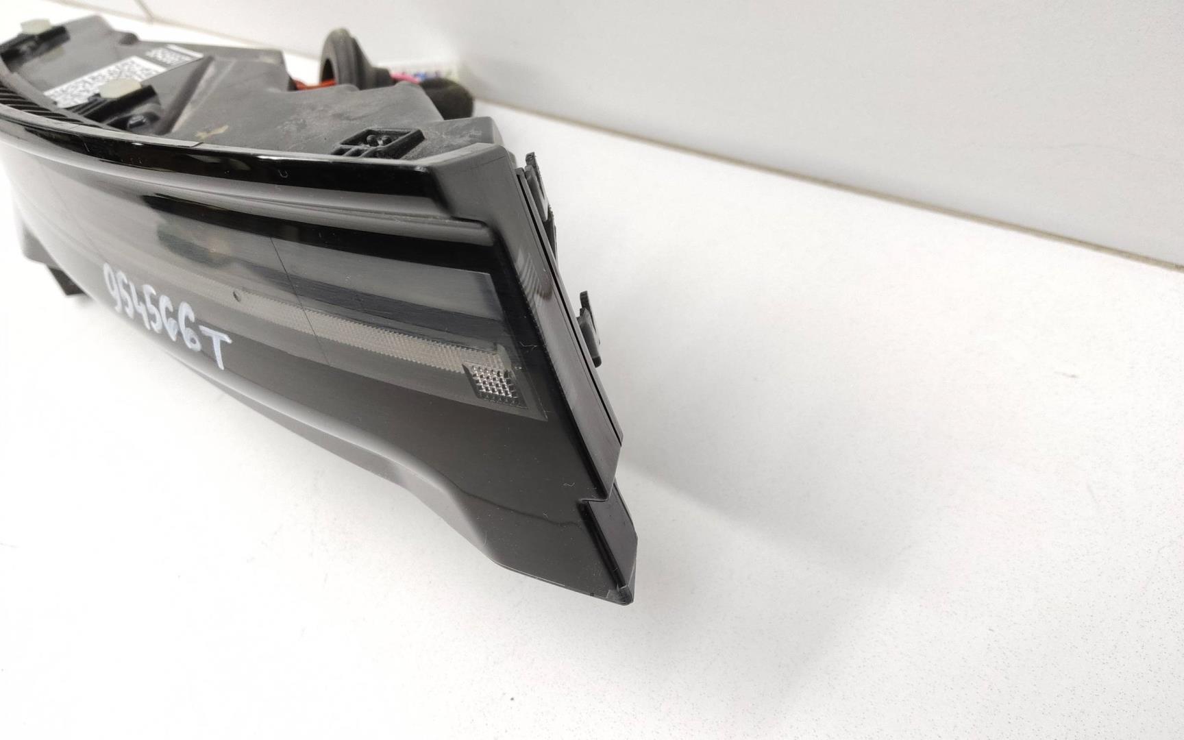 Фонарь задний наружный левый