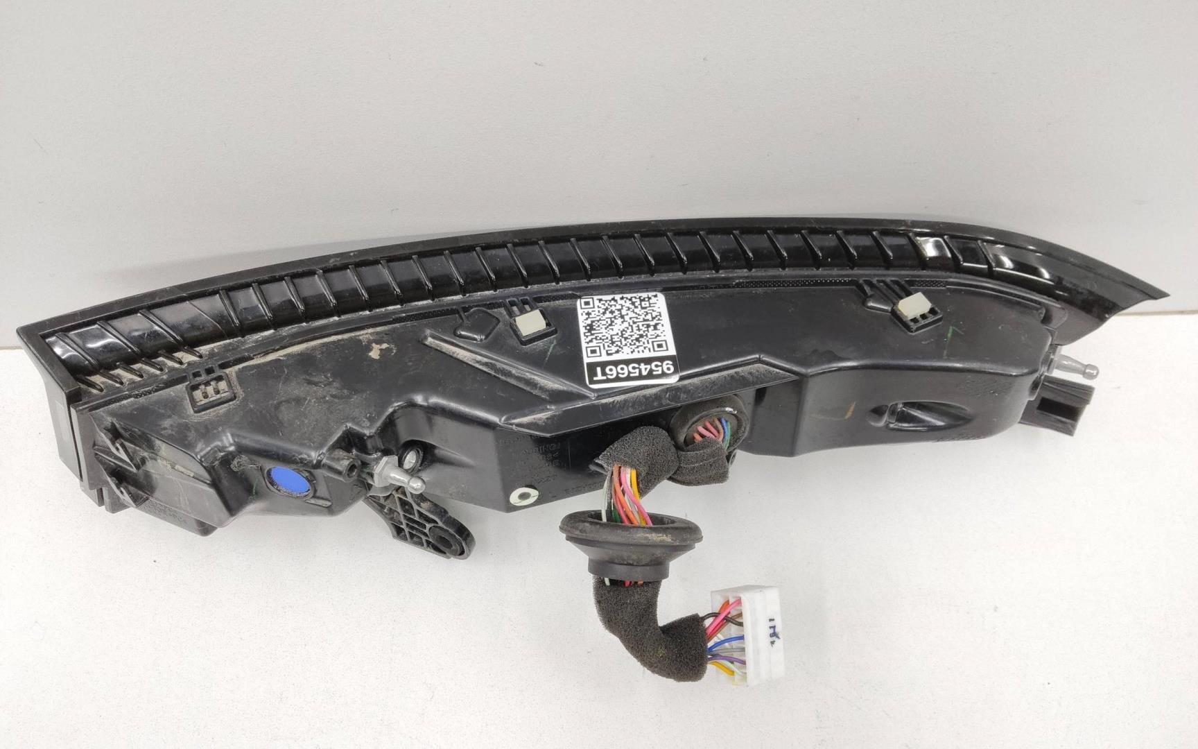 Фонарь задний наружный левый