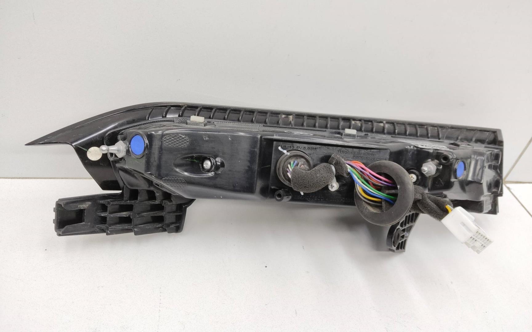 Фонарь задний наружный правый