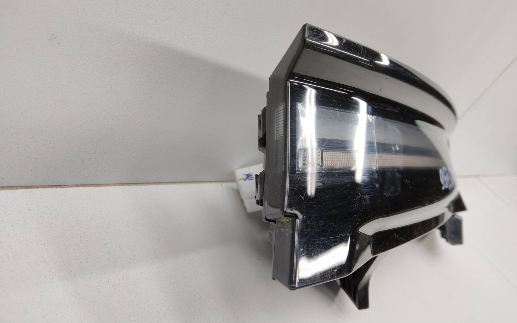 Фонарь задний наружный правый