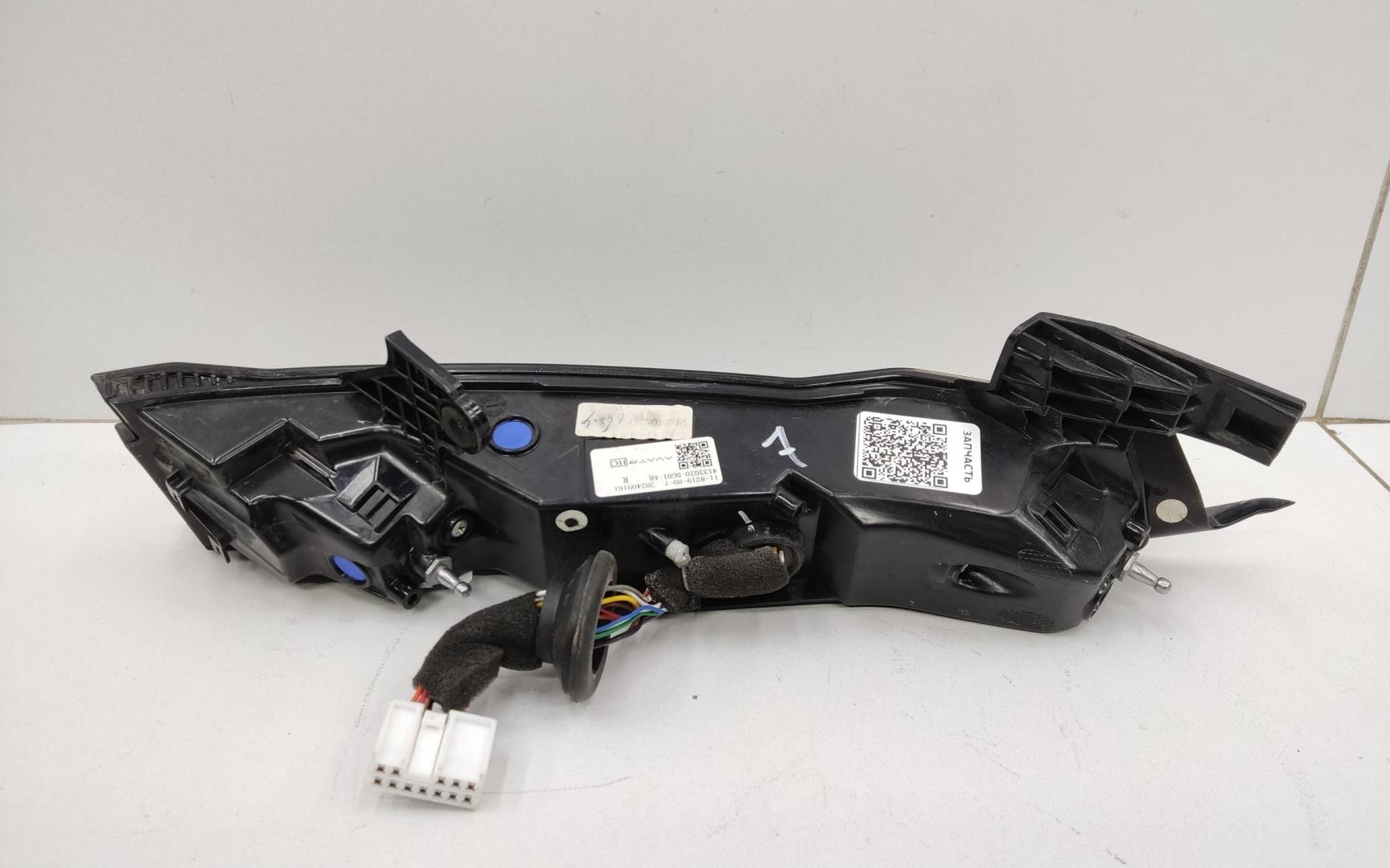 Фонарь задний наружный правый