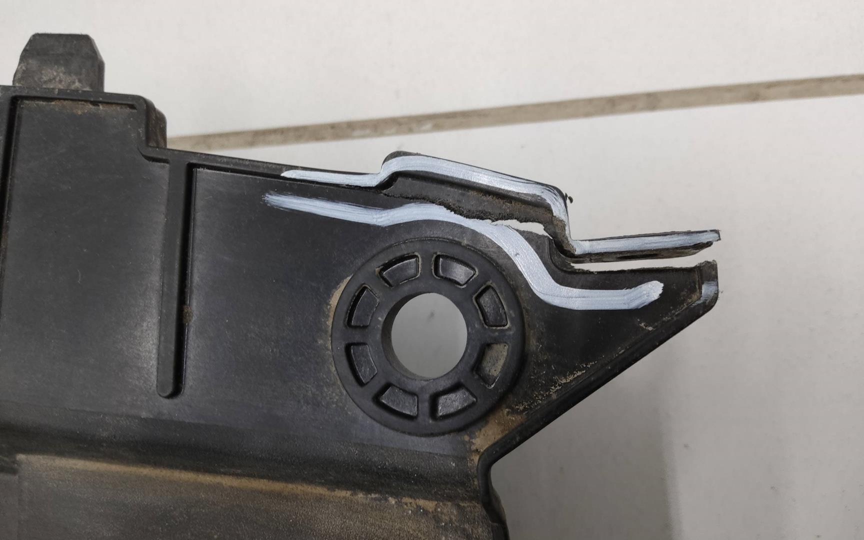 Кожух замка капота