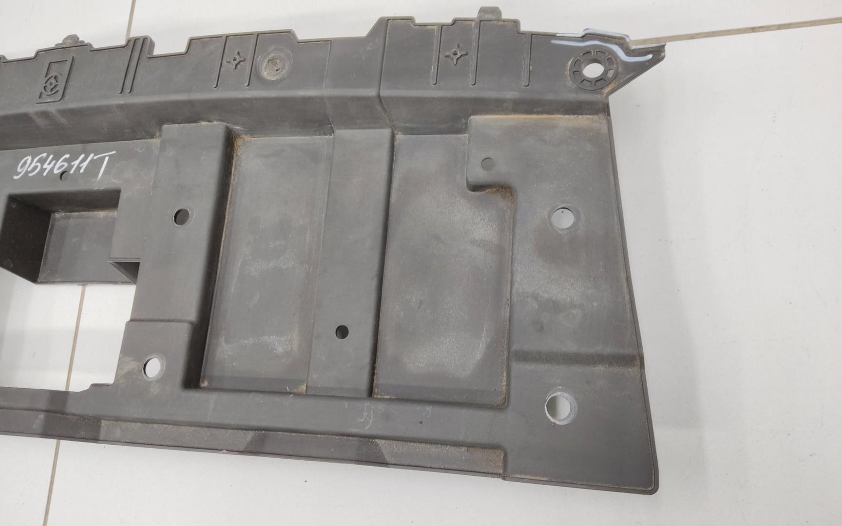 Кожух замка капота