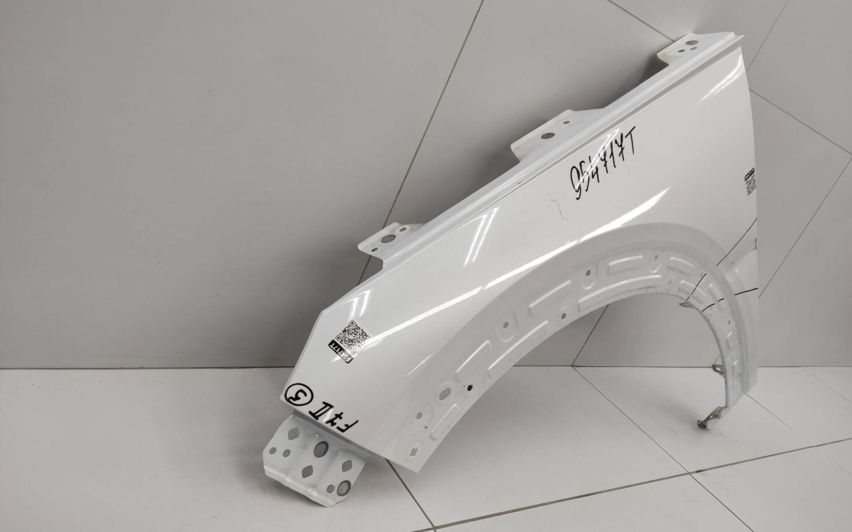 Крыло переднее левое