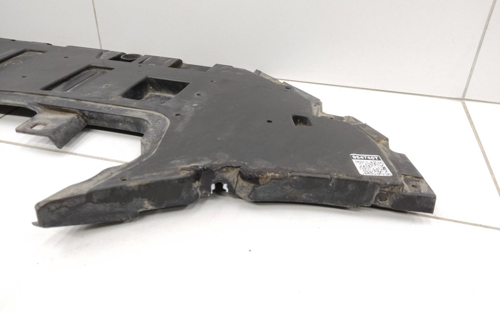 Пыльник двигателя центральный