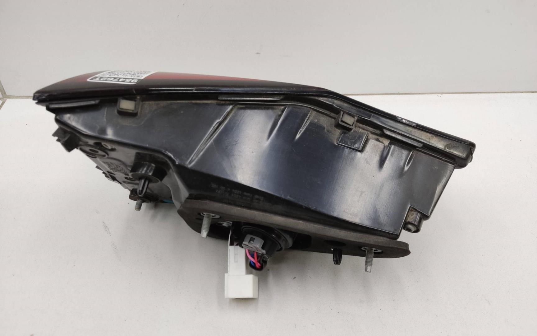 Фонарь задний внутренний правый