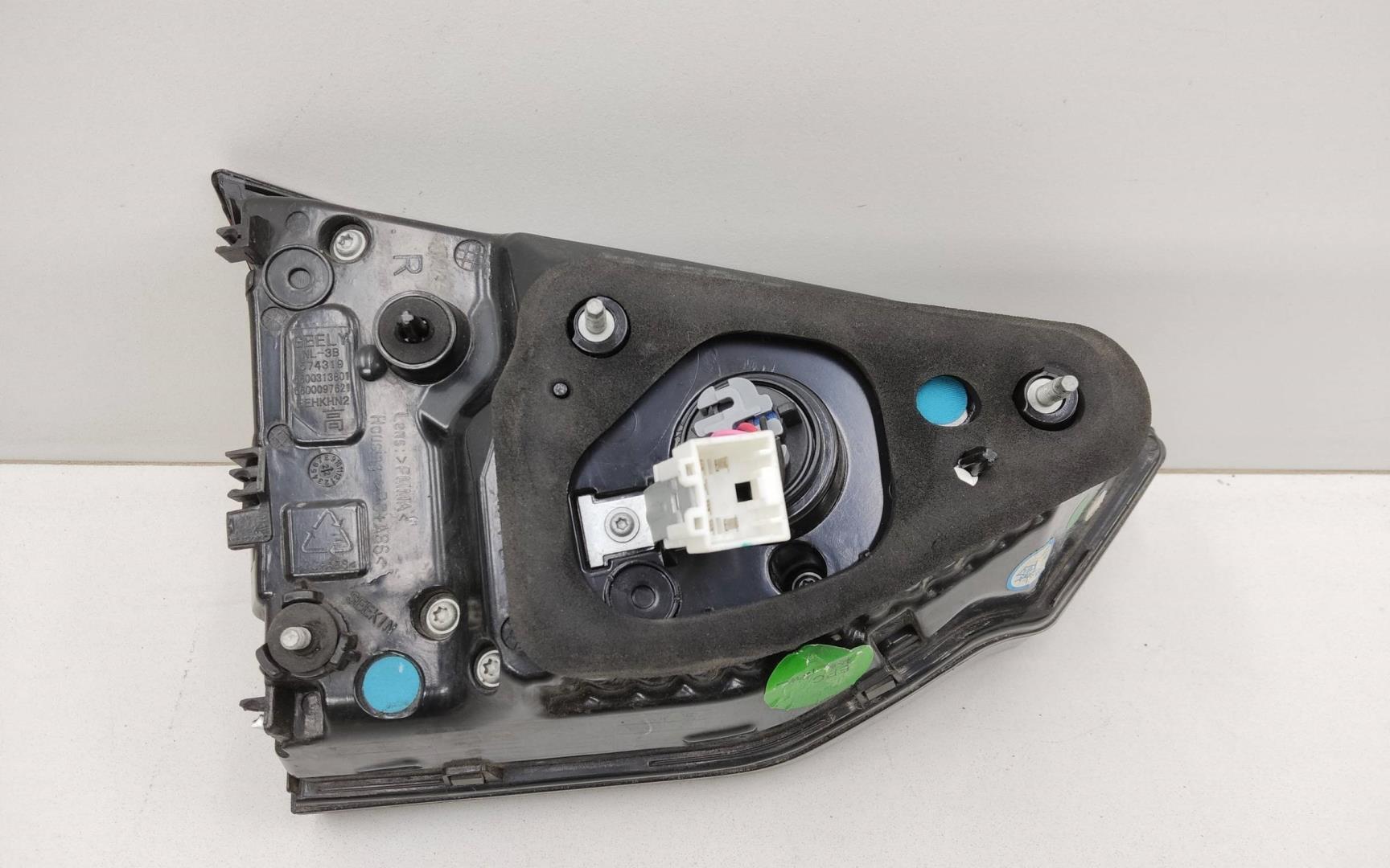 Фонарь задний внутренний правый