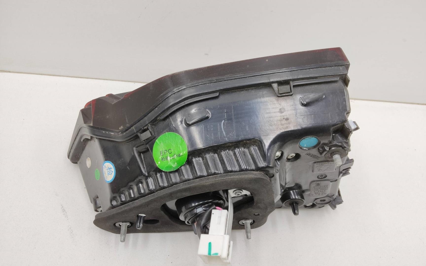 Фонарь задний внутренний правый