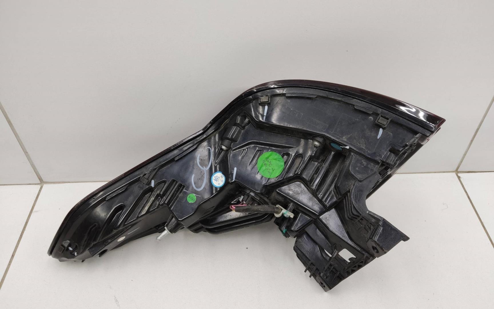 Фонарь задний наружный левый