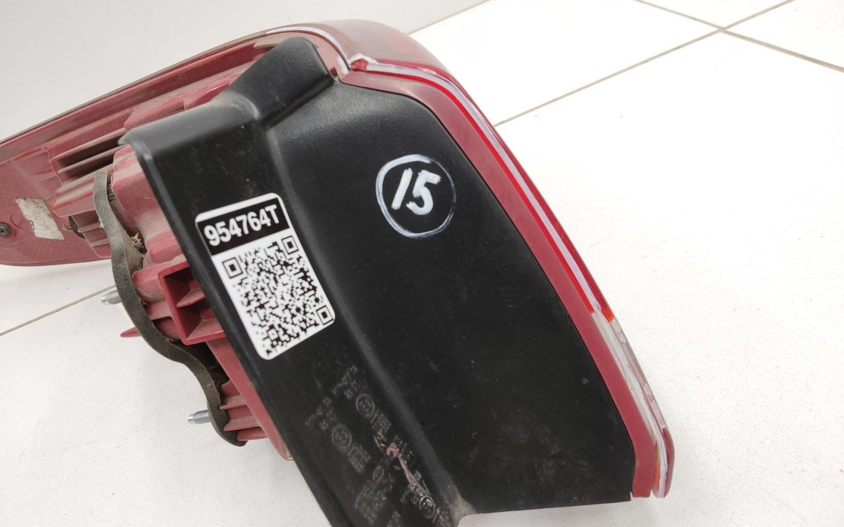 Фонарь задний наружный правый