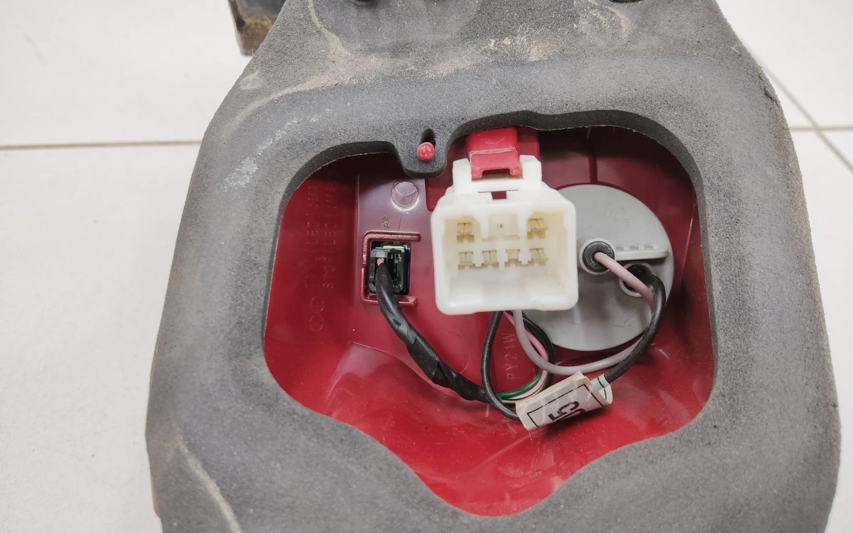 Фонарь задний наружный правый