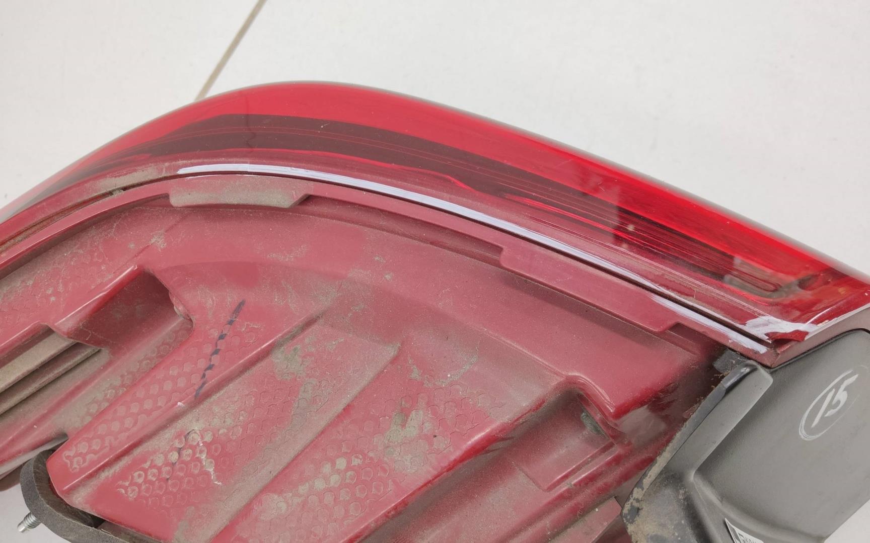 Фонарь задний наружный правый