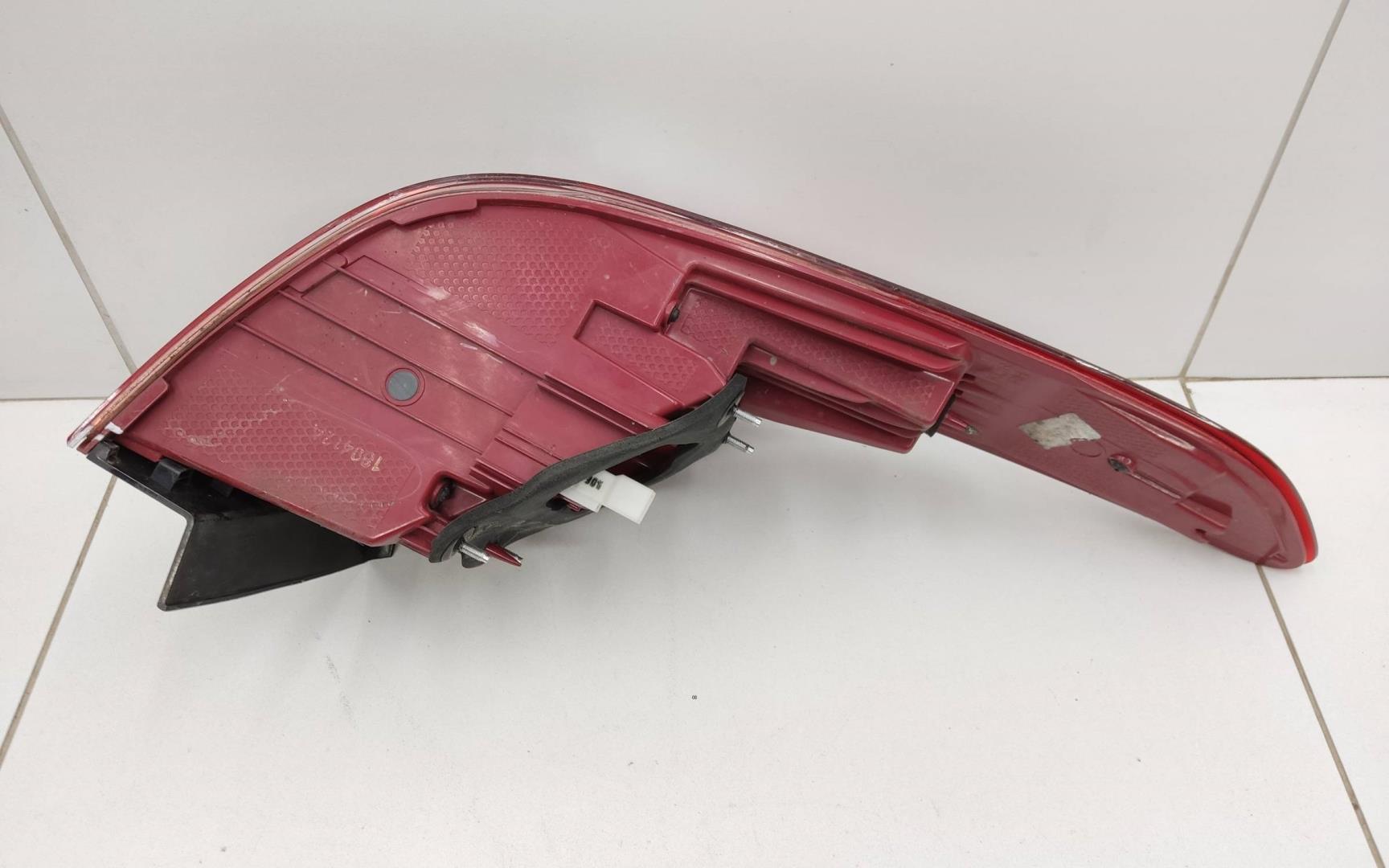 Фонарь задний наружный правый