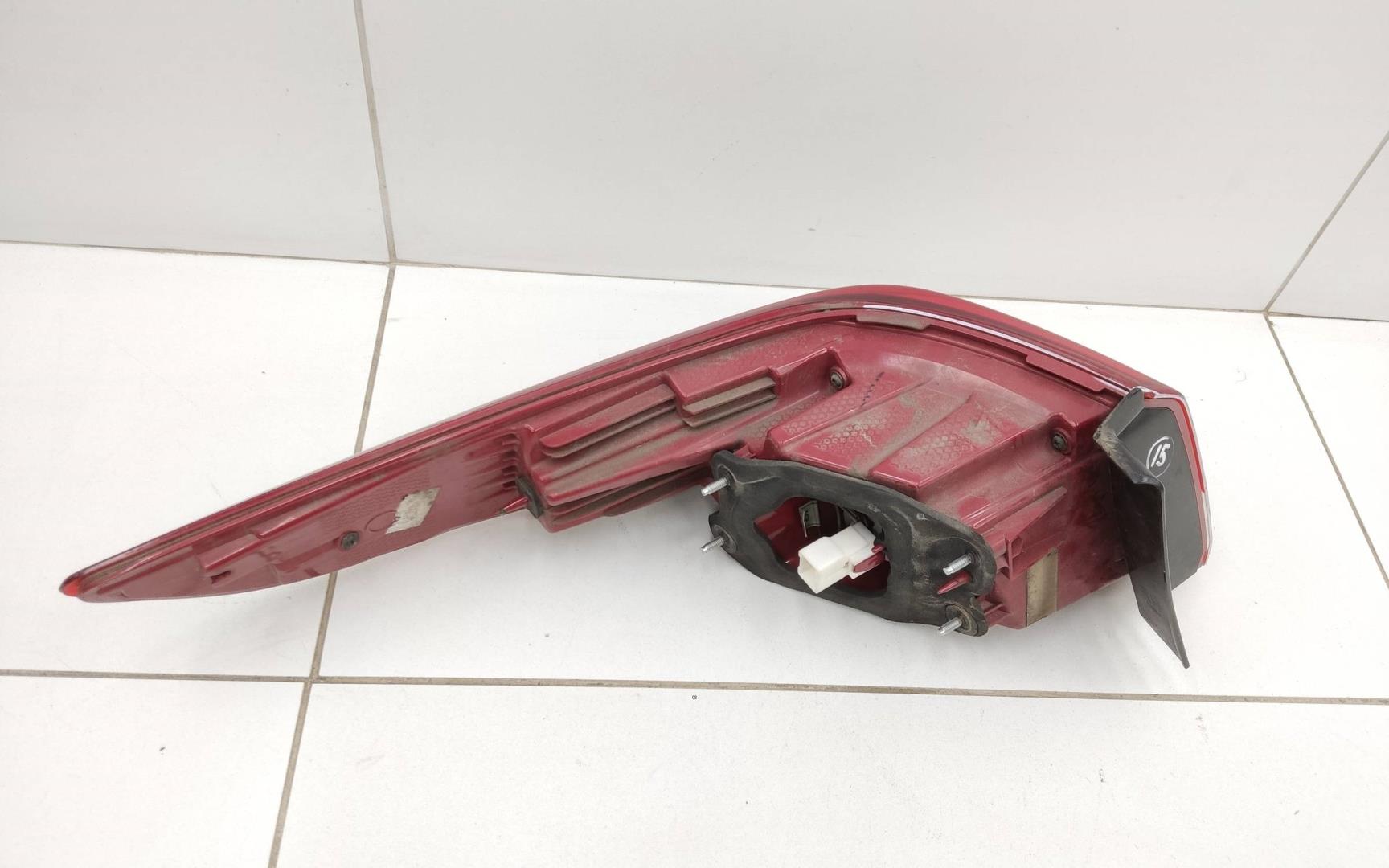 Фонарь задний наружный правый