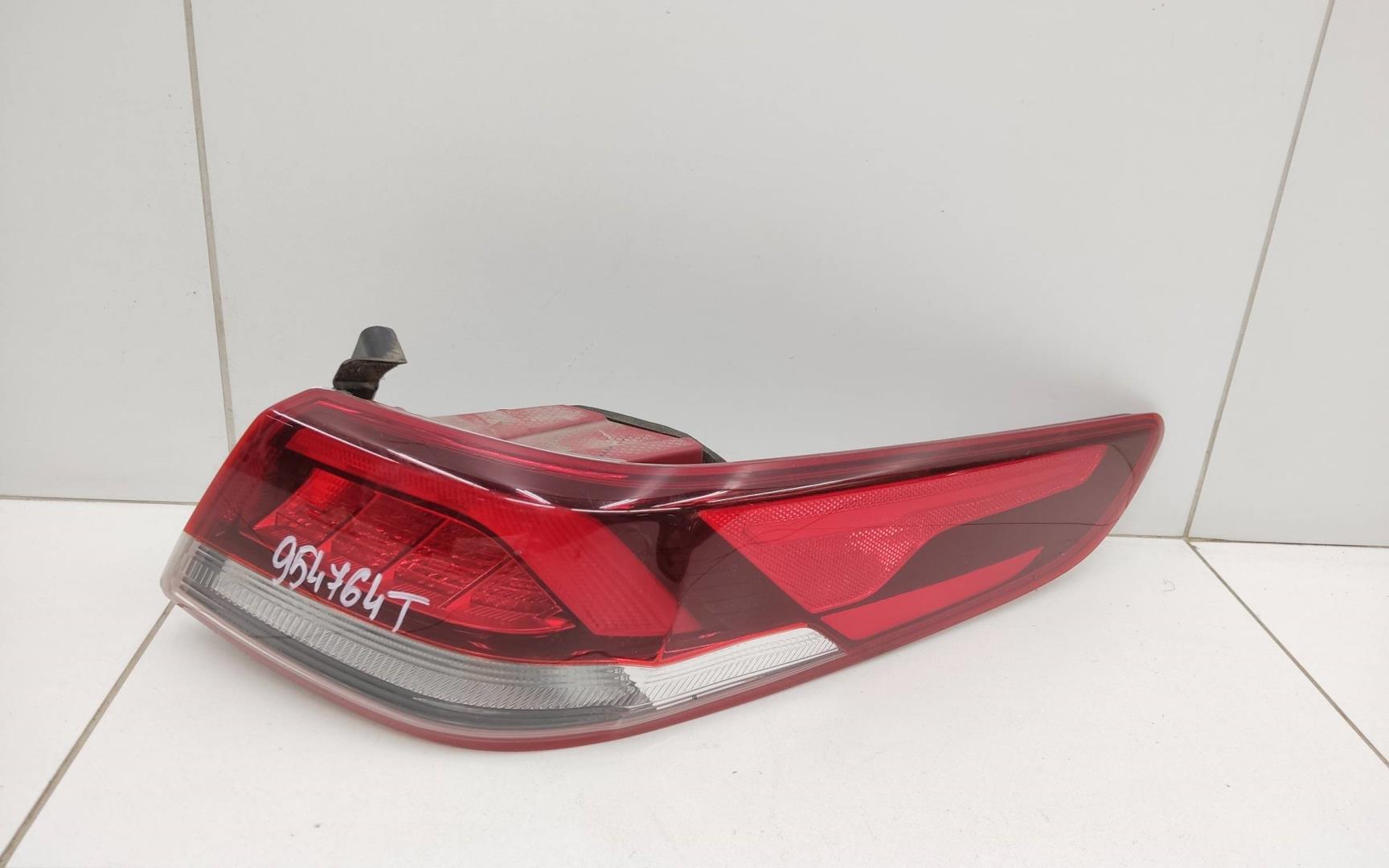 Фонарь задний наружный правый