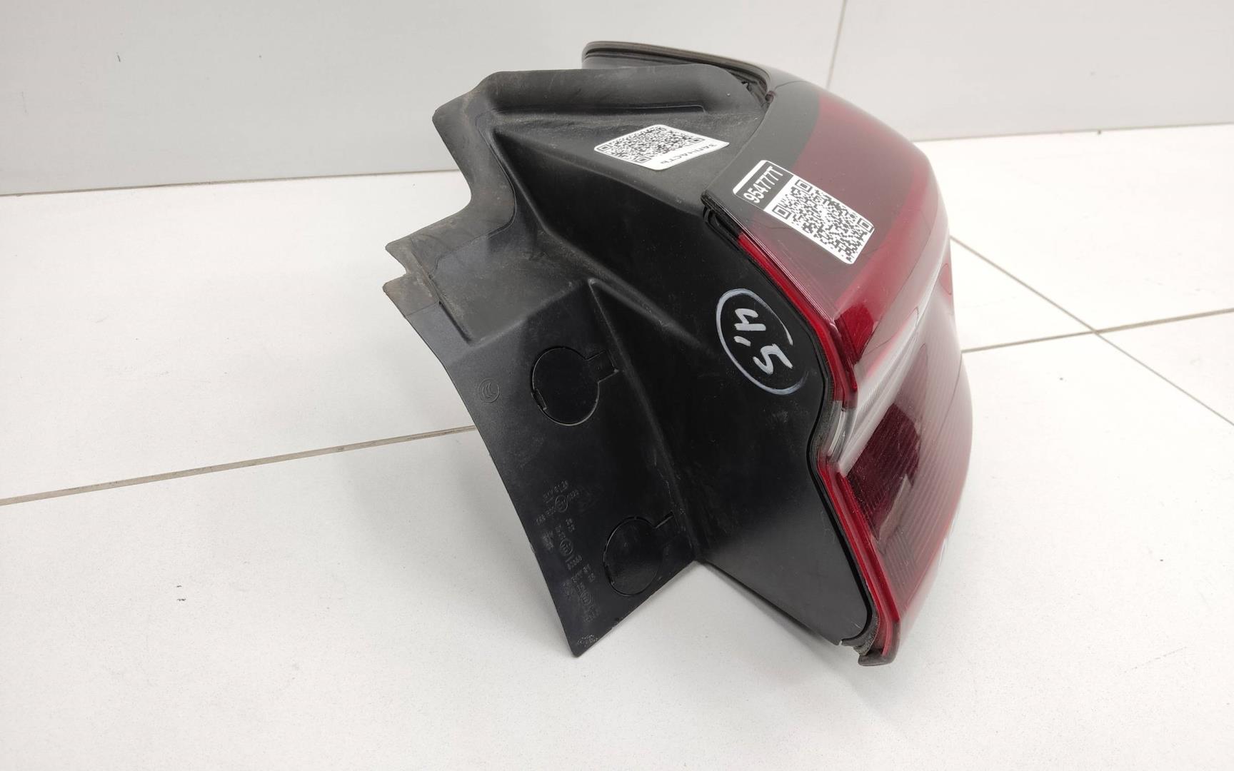 Фонарь задний наружный правый