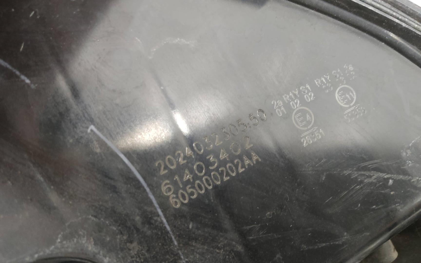 Фонарь задний наружный правый