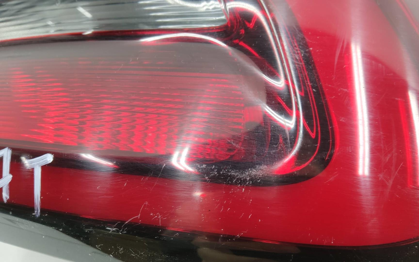 Фонарь задний наружный правый