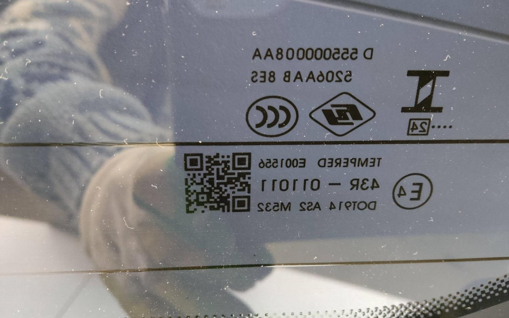 Стекло двери багажника