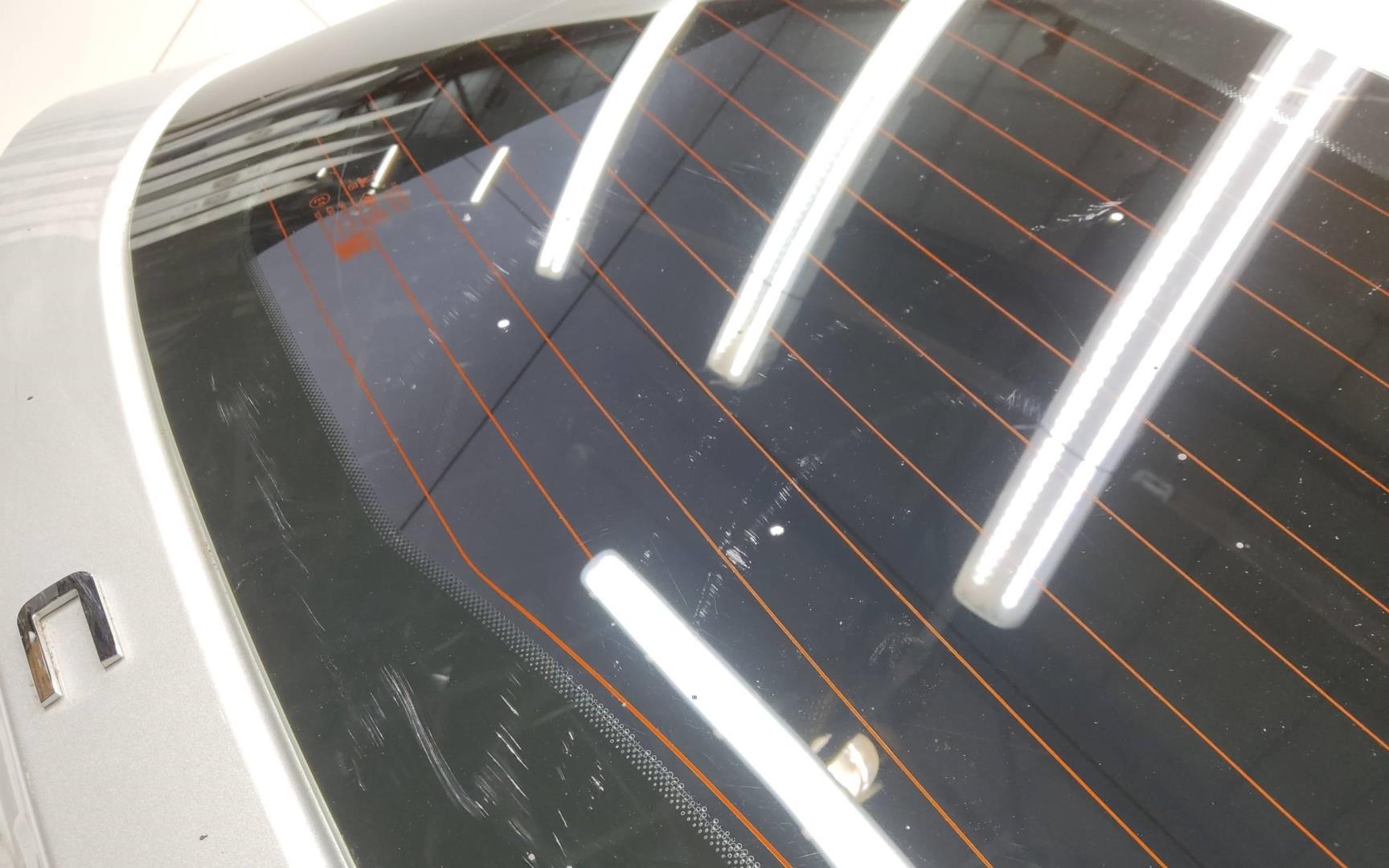 Стекло двери багажника