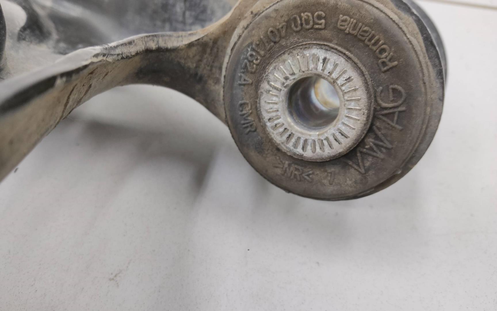 Рычаг передний правый