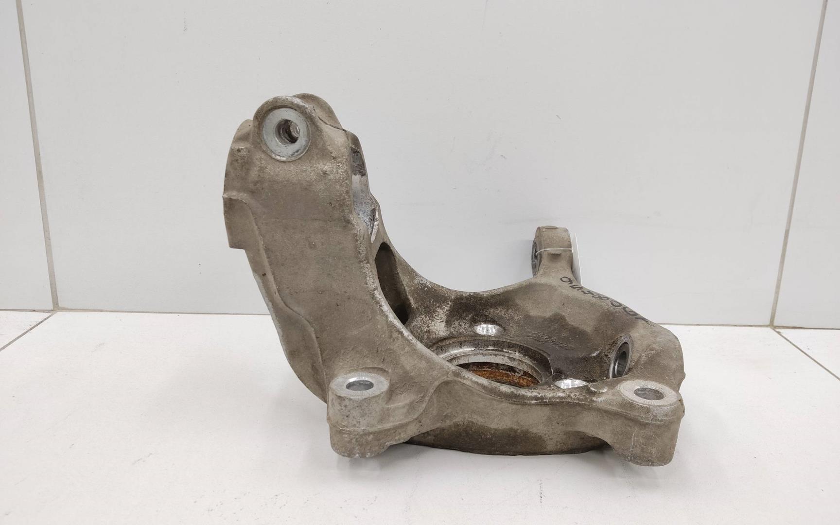 Кулак поворотный передний правый