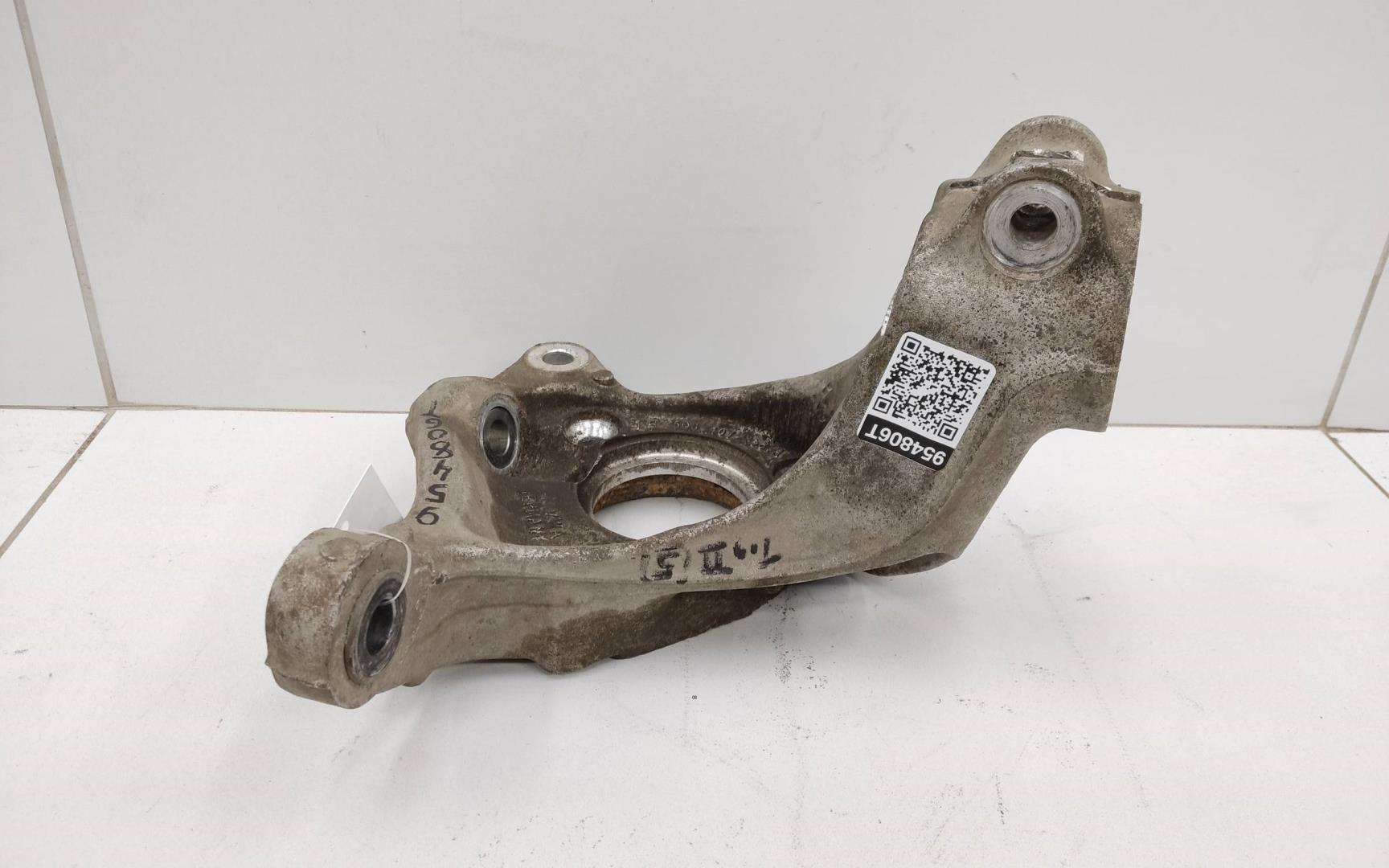 Кулак поворотный передний правый