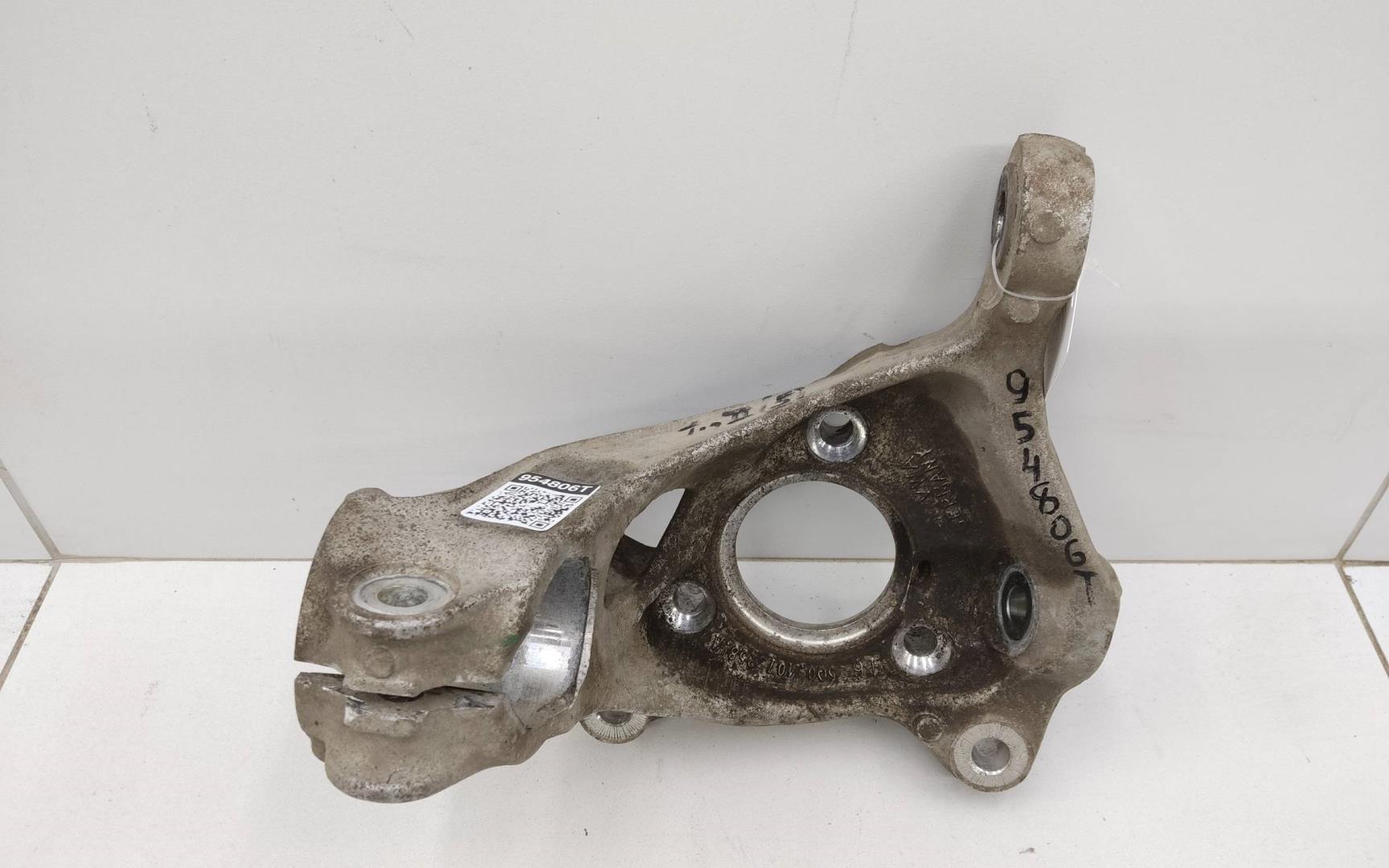 Кулак поворотный передний правый