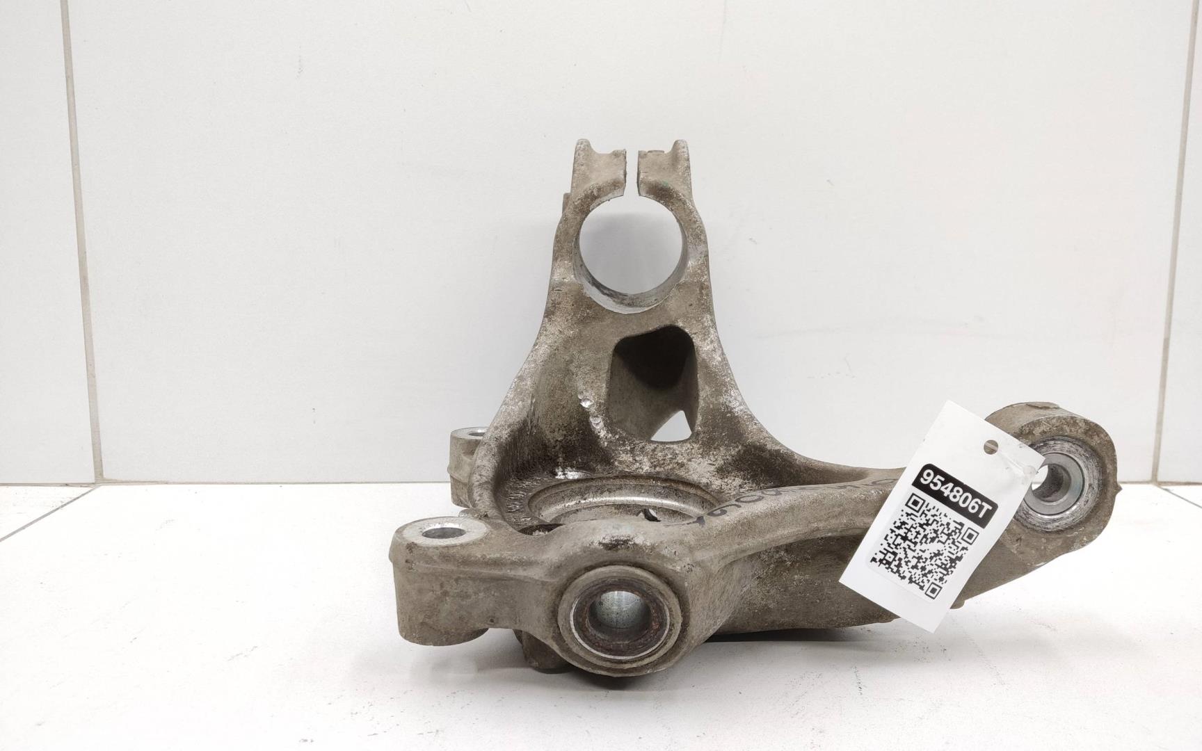 Кулак поворотный передний правый