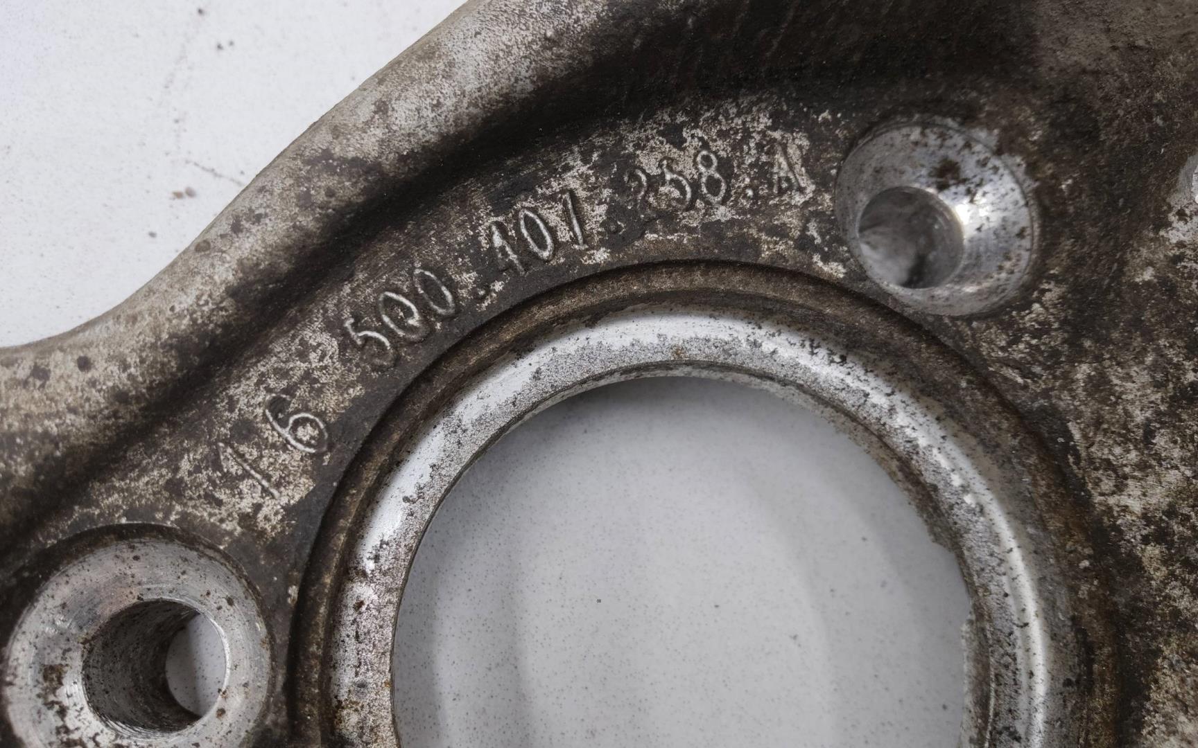 Кулак поворотный передний правый