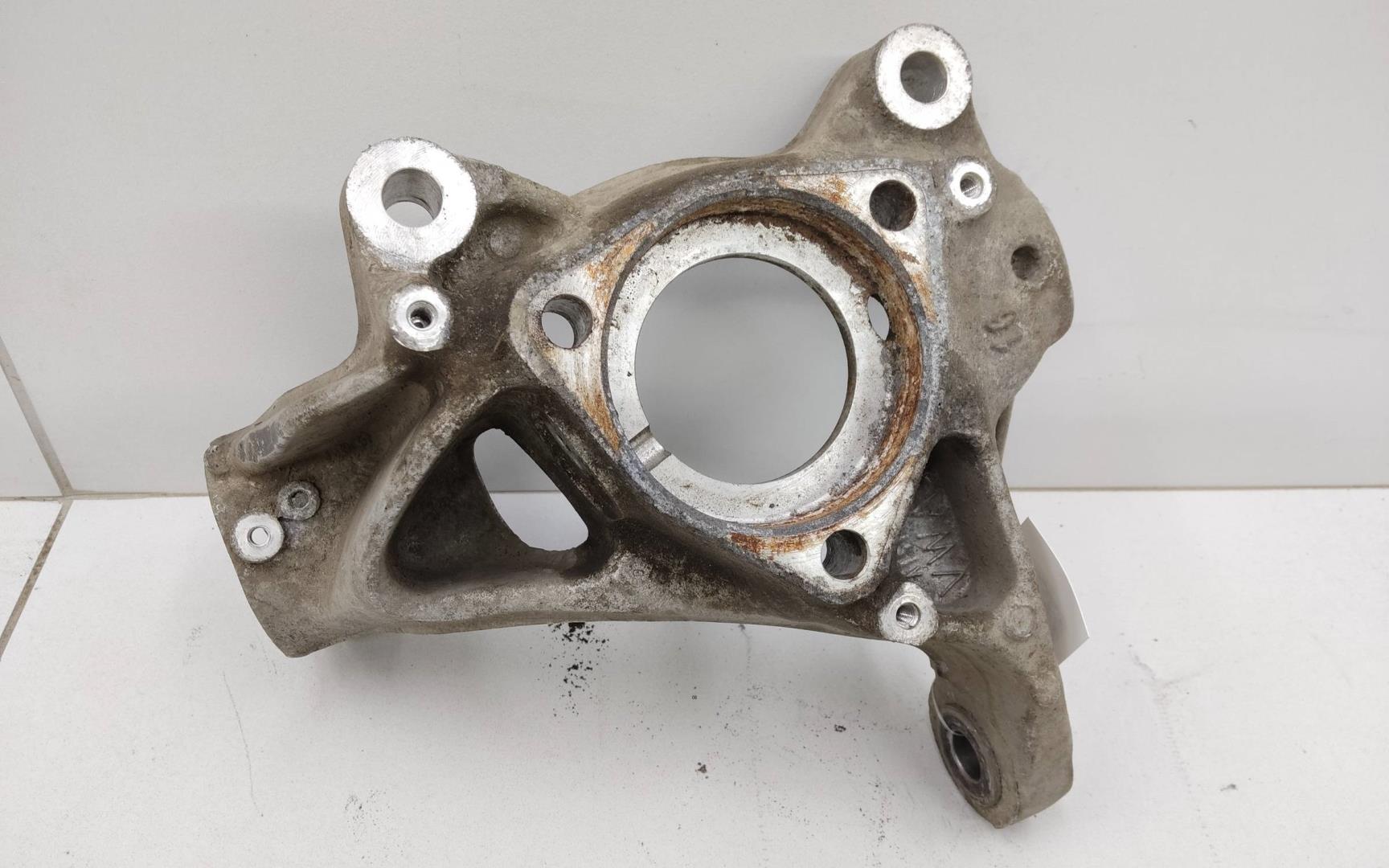 Кулак поворотный передний правый