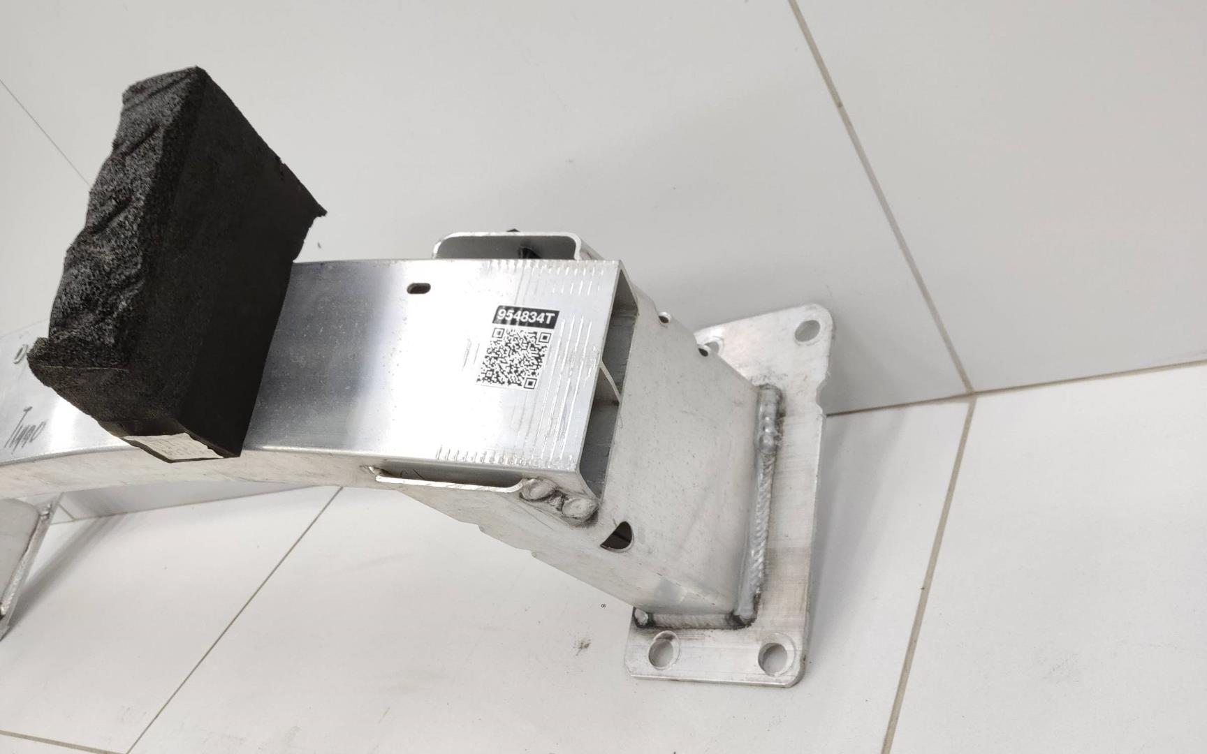 Усилитель переднего бампера