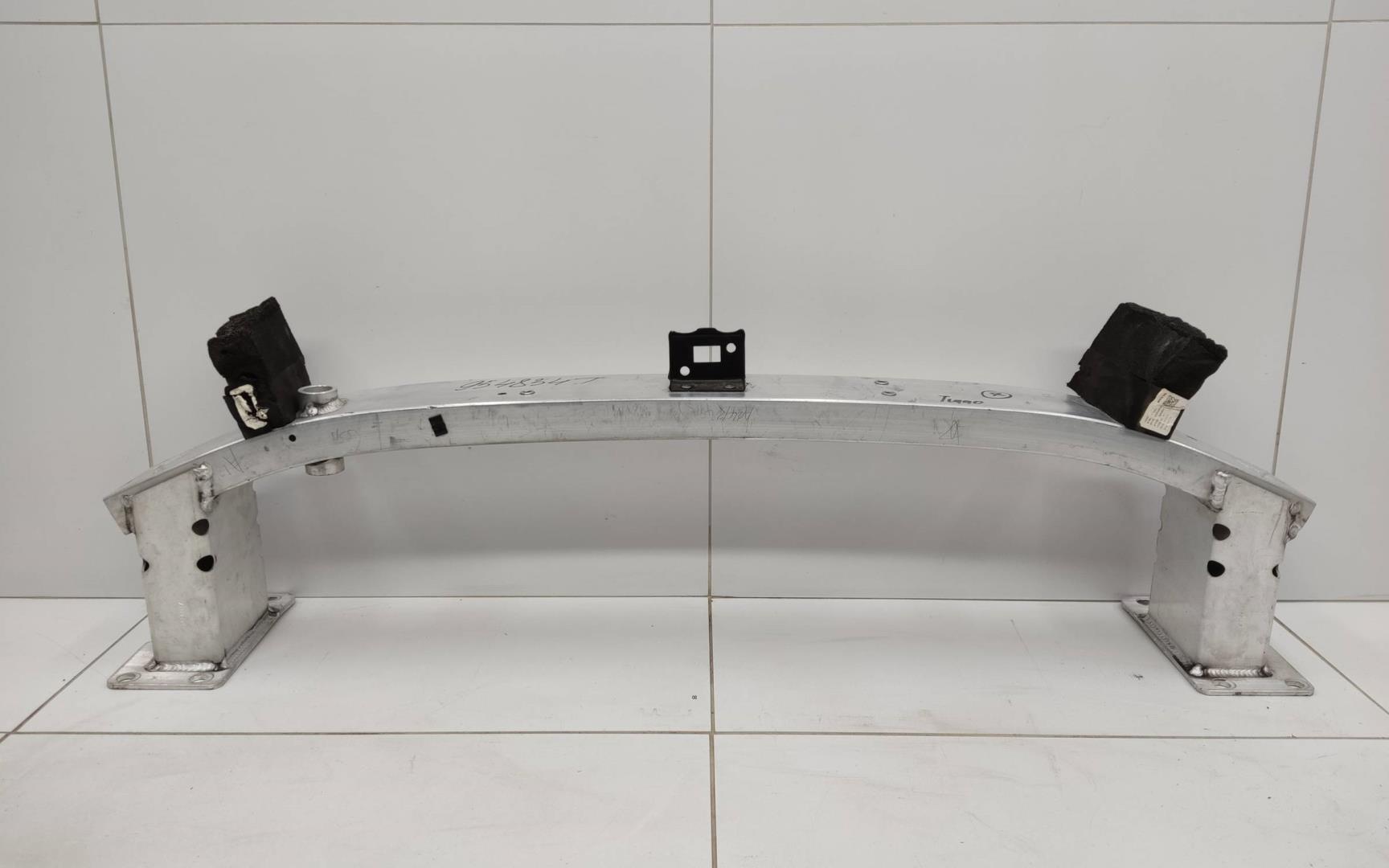 Усилитель переднего бампера