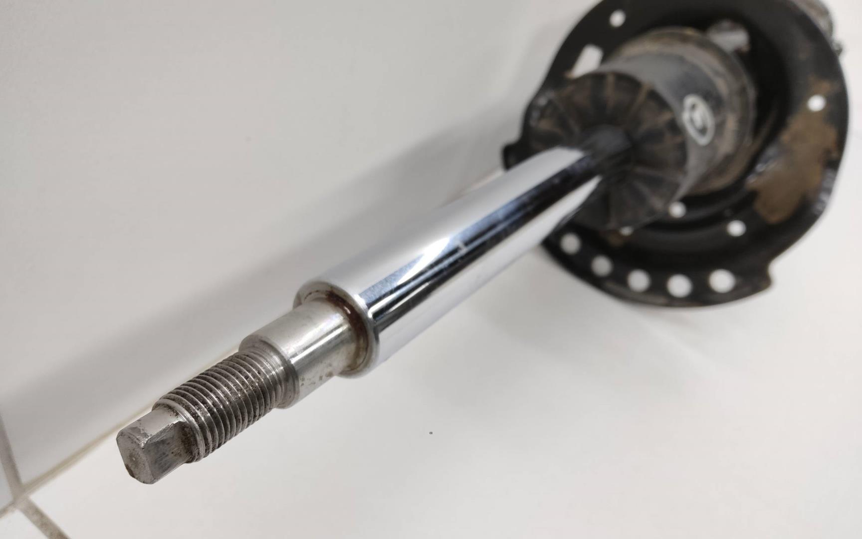 Амортизатор передний правый